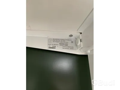 Elektriskt höj och sänkbart skrivbord med skärmvägg edsbyn