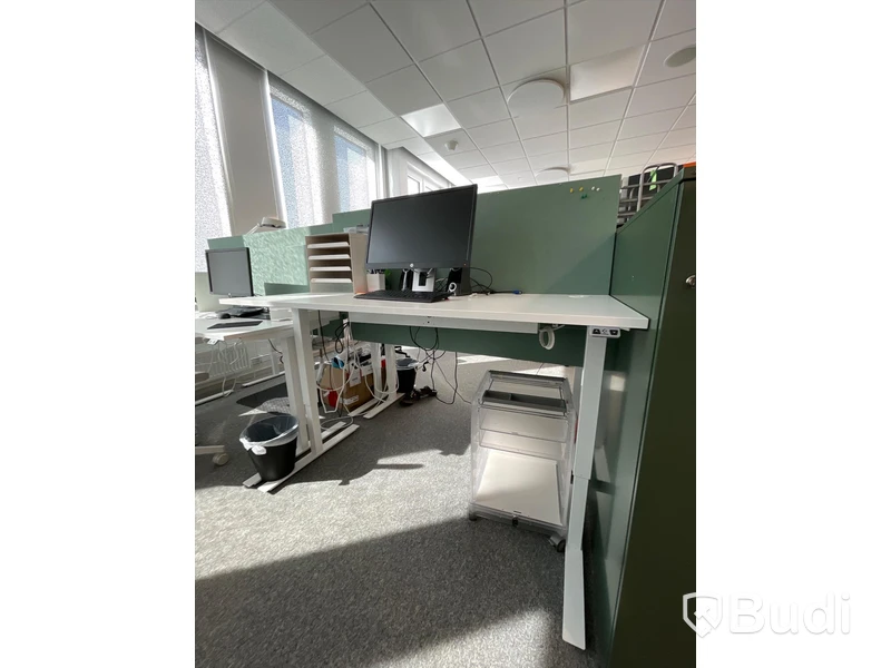 Elektriskt höj och sänkbart skrivbord med skärmvägg edsbyn