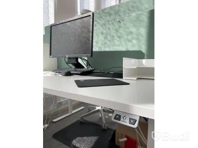Elektriskt höj och sänkbart skrivbord med skärmvägg edsbyn