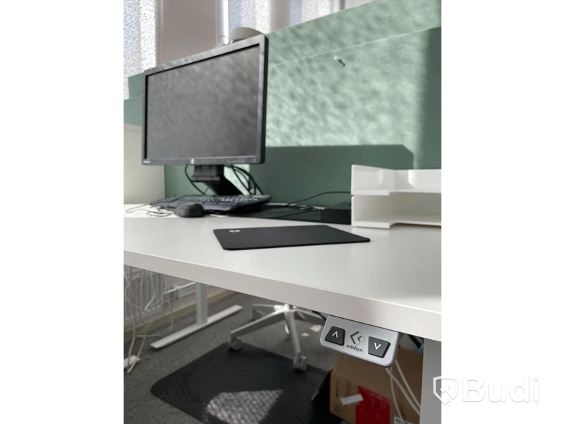 Elektriskt höj och sänkbart skrivbord med skärmvägg edsbyn