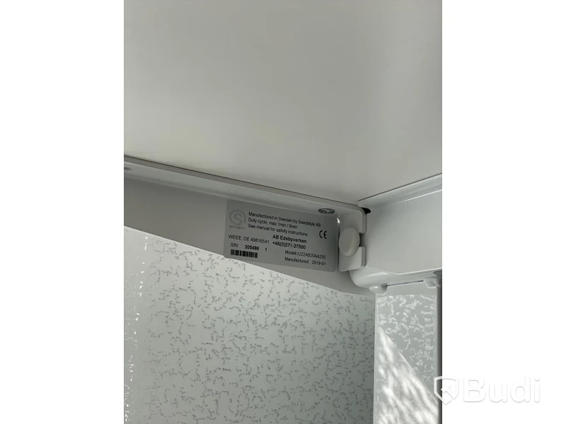 Elektriskt höj och sänkbart skrivbord med skärmvägg edsbyn