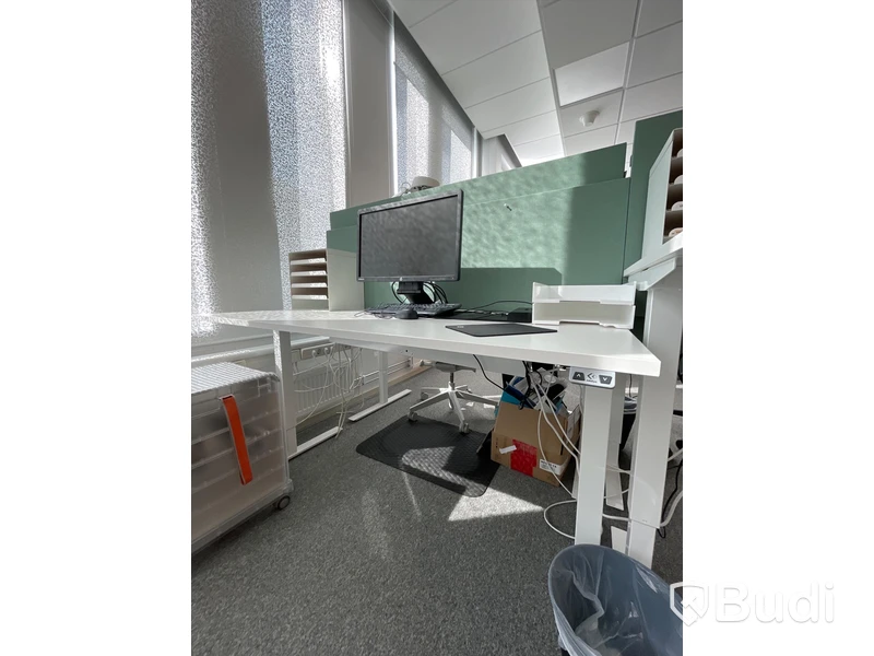 Elektriskt höj och sänkbart skrivbord med skärmvägg edsbyn