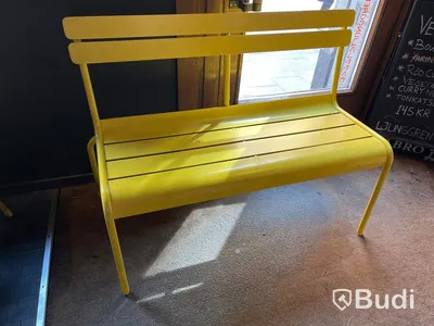 Gul soffa i plåt - fermbob ca mått: 110 cm