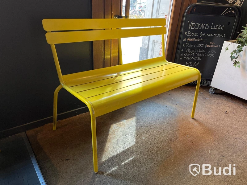 Gul soffa i plåt - fermbob ca mått: 110 cm