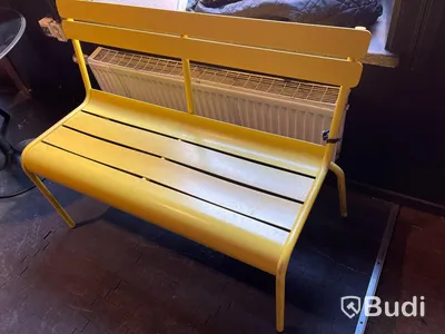 Gul soffa i plåt - fermbob ca mått: 110 cm