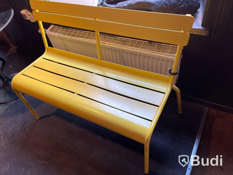 Gul soffa i plåt - fermbob ca mått: 110 cm