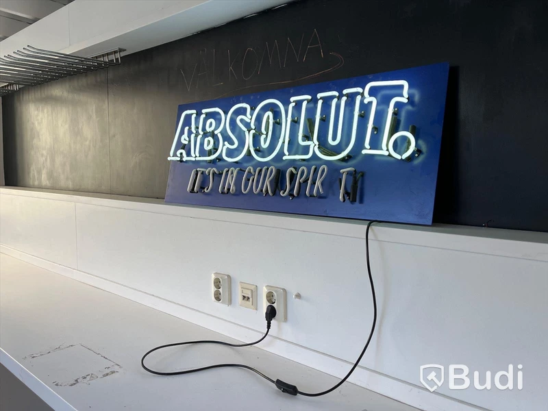 Absolut Vodka-skylt Obs! Rör trasigt på nedre rad.