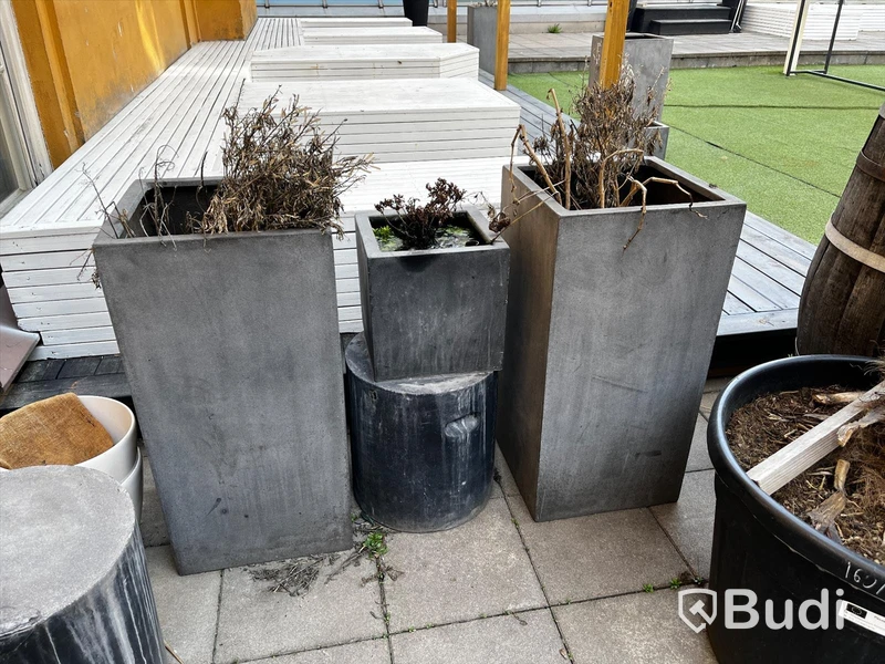 4 st stora betongkrukor och 2 st små