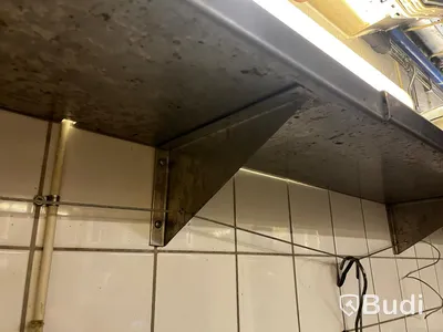 2 st Rostfria vägghängda hyllor ca totallängd: 460 x 31 cm