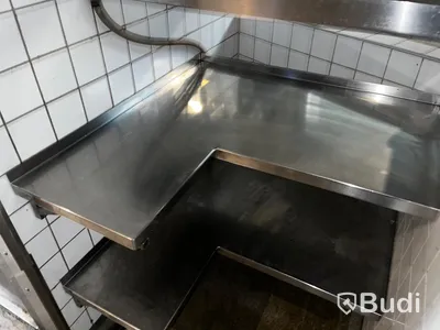 Rostfria hörnhyllor ca mått: D34-52xL83 cm Övre mått: 105x53 cm