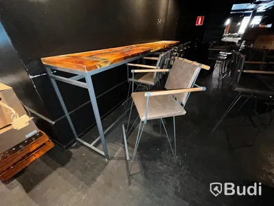 Ståbord, skiva med trä ingjuten i epoxy plast, ink 3 st stolar ca mått: 180x55x108 cm