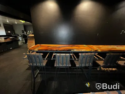 Ståbord, skiva med trä ingjuten i epoxy plast, ink 3 st stolar ca mått: 180x55x108 cm