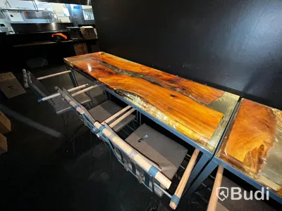 Ståbord, skiva med trä ingjuten i epoxy plast, ink 3 st stolar ca mått: 180x55x108 cm