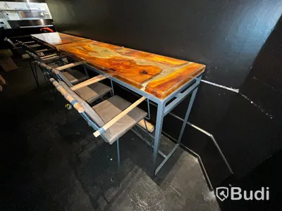 Ståbord, skiva med trä ingjuten i epoxy plast, ink 3 st stolar ca mått: 180x55x108 cm