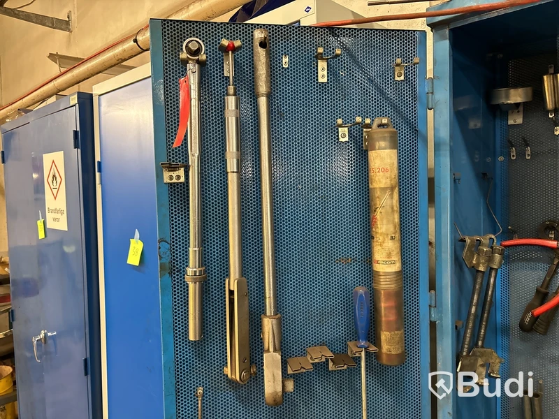 Plåtskåp med verktyg