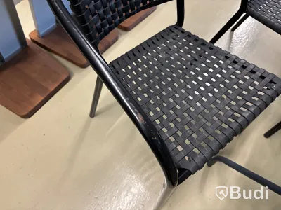 Bord, stolar och lykta.