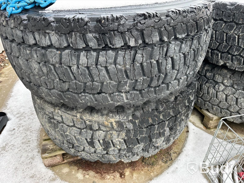 Volvo L60 Vinterdäck dubbade däck 4 st med fälg begagnade BRIDGESTONE 20.5 R25 V-SEEL Snow Wedge