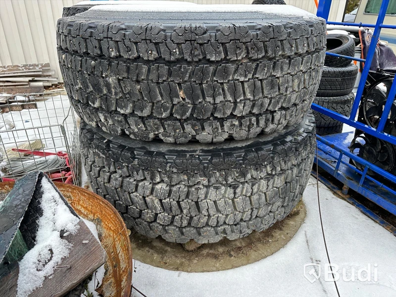 Volvo L60 Vinterdäck dubbade däck 4 st med fälg begagnade BRIDGESTONE 20.5 R25 V-SEEL Snow Wedge