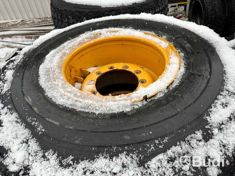 Volvo L60 Vinterdäck dubbade däck 4 st med fälg begagnade BRIDGESTONE 20.5 R25 V-SEEL Snow Wedge