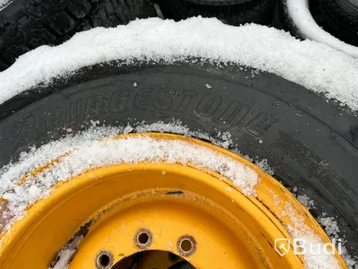 Volvo L60 Vinterdäck dubbade däck 4 st med fälg begagnade BRIDGESTONE 20.5 R25 V-SEEL Snow Wedge