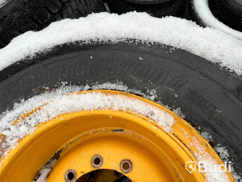 Volvo L60 Vinterdäck dubbade däck 4 st med fälg begagnade BRIDGESTONE 20.5 R25 V-SEEL Snow Wedge