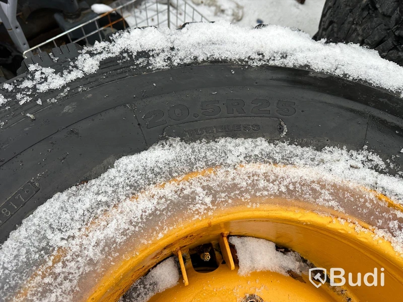 Volvo L60 Vinterdäck dubbade däck 4 st med fälg begagnade BRIDGESTONE 20.5 R25 V-SEEL Snow Wedge