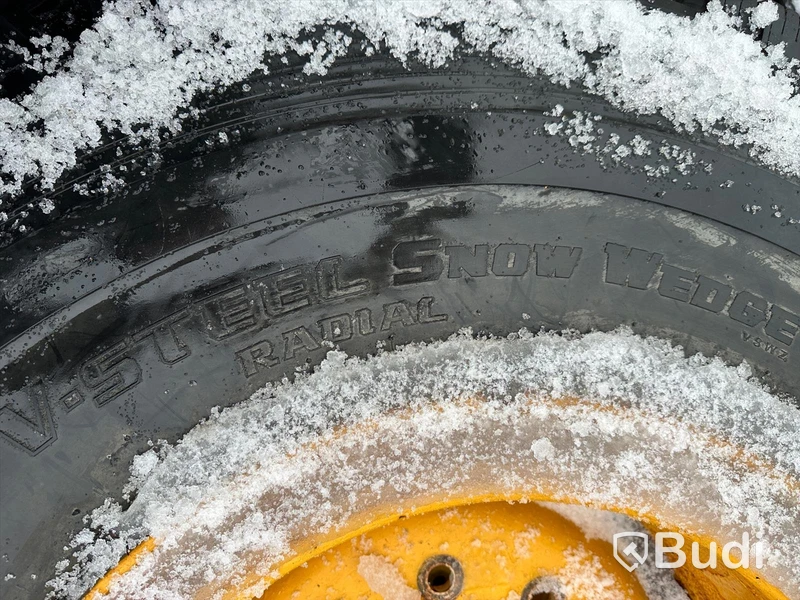 Volvo L60 Vinterdäck dubbade däck 4 st med fälg begagnade BRIDGESTONE 20.5 R25 V-SEEL Snow Wedge