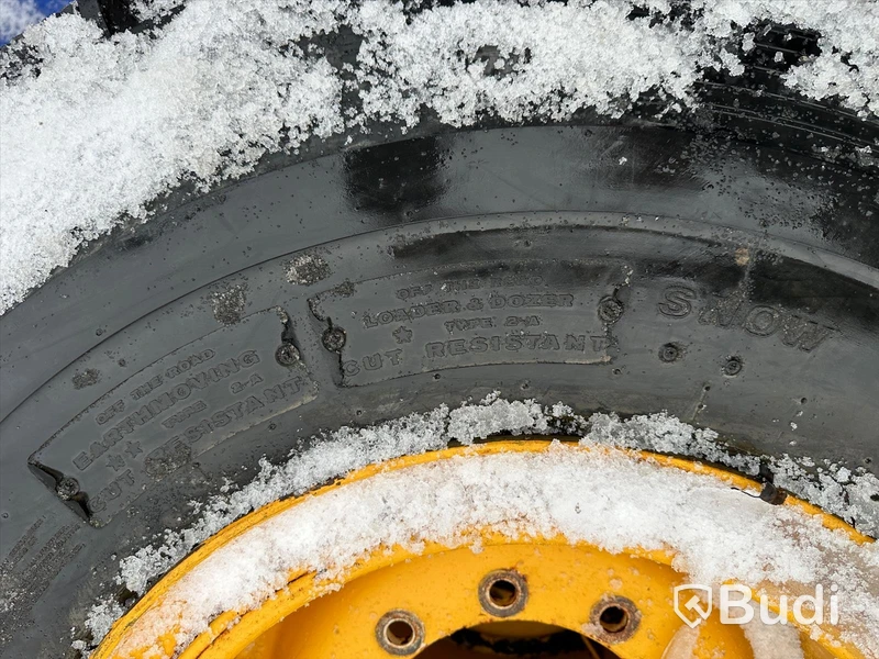 Volvo L60 Vinterdäck dubbade däck 4 st med fälg begagnade BRIDGESTONE 20.5 R25 V-SEEL Snow Wedge