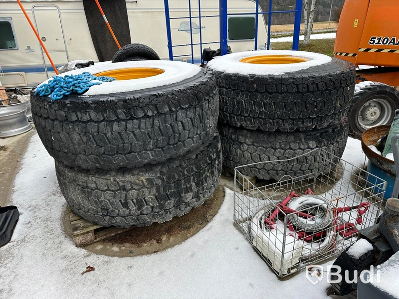 Volvo L60 Vinterdäck dubbade däck 4 st med fälg begagnade BRIDGESTONE 20.5 R25 V-SEEL Snow Wedge