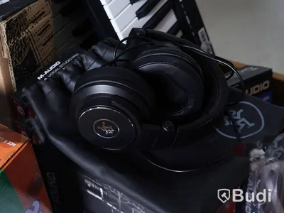 Parti med reklamerade musikinstrument och studioutrustning, se bilder. OBS! Reklamationer, osäker funktion, pall och pallkrage ingår ej.