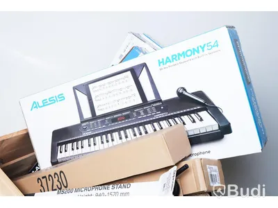 Parti med reklamerade musikinstrument och studioutrustning, se bilder. OBS! Reklamationer, osäker funktion, pall och pallkrage ingår ej.