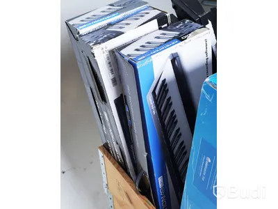 Parti med reklamerade musikinstrument och studioutrustning, se bilder. OBS! Reklamationer, osäker funktion, pall och pallkrage ingår ej.