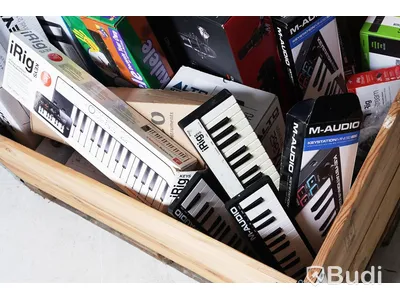 Parti med reklamerade musikinstrument och studioutrustning, se bilder. OBS! Reklamationer, osäker funktion, pall och pallkrage ingår ej.