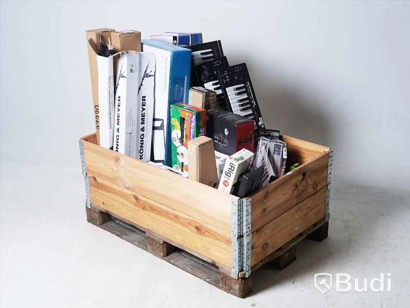 Parti med reklamerade musikinstrument och studioutrustning, se bilder. OBS! Reklamationer, osäker funktion, pall och pallkrage ingår ej.