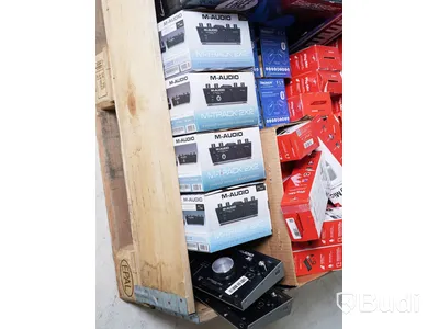 Parti med reklamerade musikinstrument och studioutrustning, se bilder. OBS! Reklamationer, osäker funktion, pall och pallkrage ingår ej.