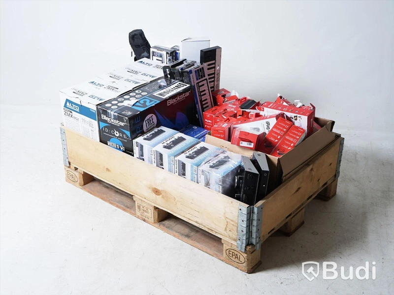 Parti med reklamerade musikinstrument och studioutrustning, se bilder. OBS! Reklamationer, osäker funktion, pall och pallkrage ingår ej.