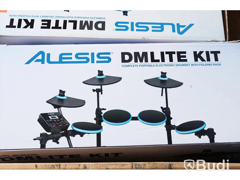 Parti med reklamerade musikinstrument, se bilder. OBS! Reklamationer, osäker funktion, pall och pallkrage ingår ej.
