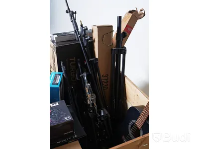 Parti med reklamerade musikinstrument och studioutrustning, se bilder. OBS! Reklamationer, osäker funktion, pall och pallkrage ingår ej.