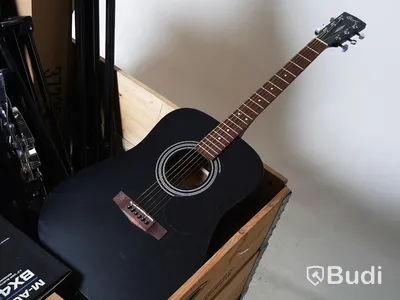 Parti med reklamerade musikinstrument och studioutrustning, se bilder. OBS! Reklamationer, osäker funktion, pall och pallkrage ingår ej.