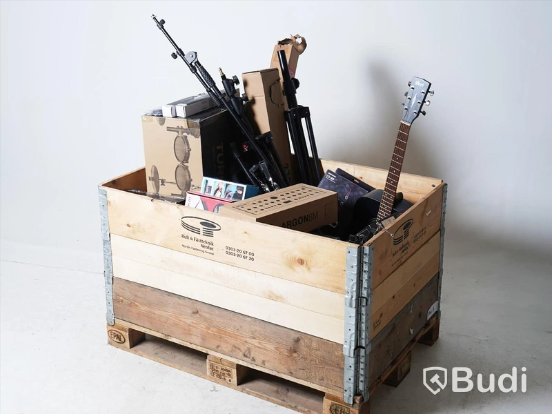 Parti med reklamerade musikinstrument och studioutrustning, se bilder. OBS! Reklamationer, osäker funktion, pall och pallkrage ingår ej.