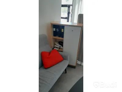 Grå soffa , hylla