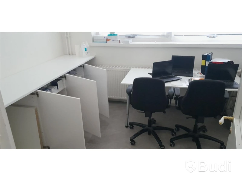 Vitt skrivbord, två kontorsstolar, vitt förvaringsskåp