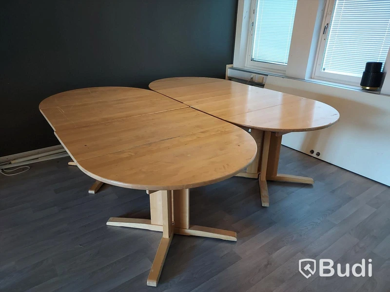 Köksbord, köksstolar, lampor