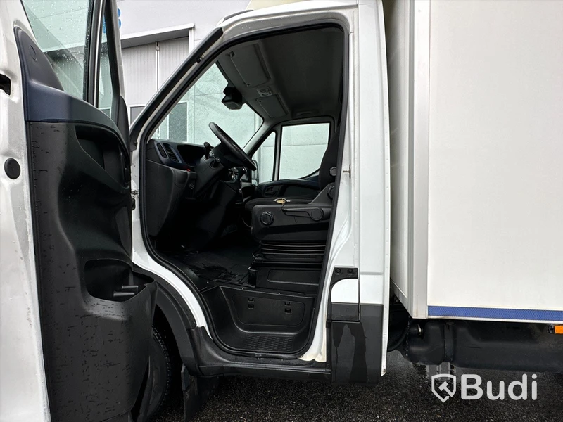 Lättlastbil Iveco Daily 35S16A8 skåp med bakgavelslyft | Låg skatt!