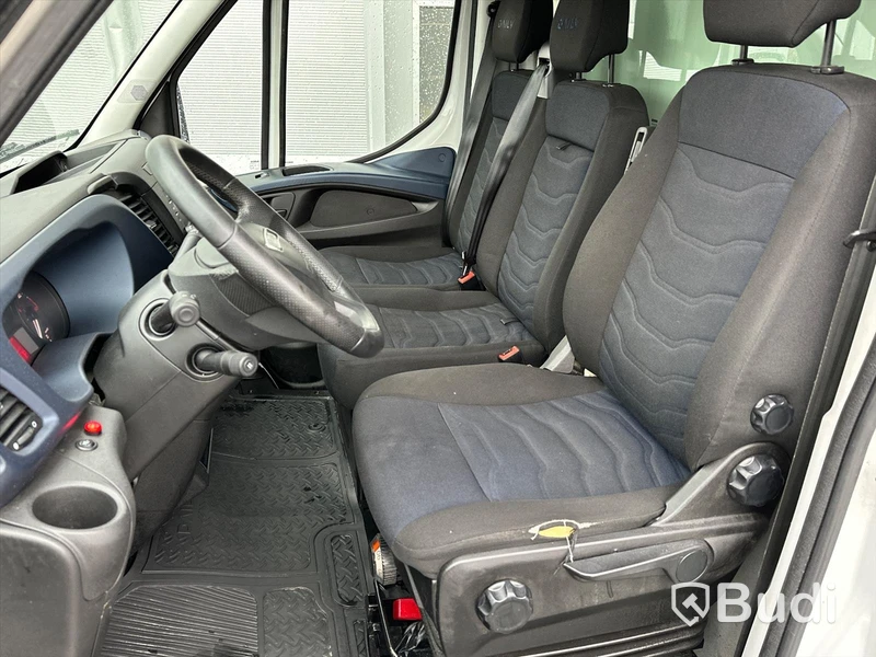 Lättlastbil Iveco Daily 35S16A8 skåp med bakgavelslyft | Låg skatt!
