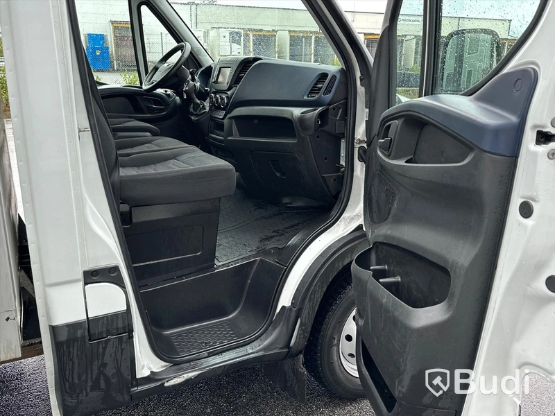 Lättlastbil Iveco Daily 35S16A8 skåp med bakgavelslyft | Låg skatt!