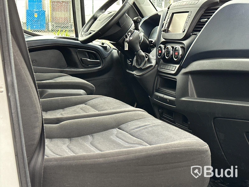 Lättlastbil Iveco Daily 35S16A8 skåp med bakgavelslyft | Låg skatt!