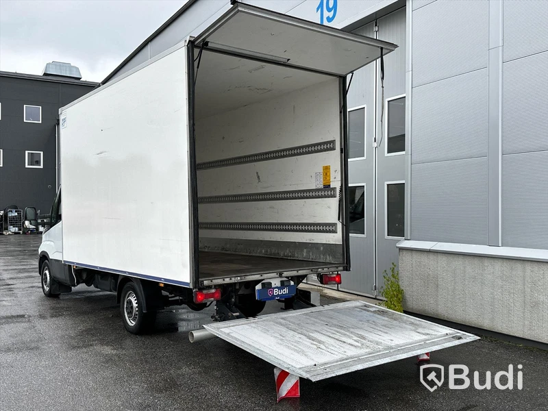 Lättlastbil Iveco Daily 35S16A8 skåp med bakgavelslyft | Låg skatt!
