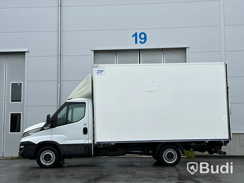 Lättlastbil Iveco Daily 35S16A8 skåp med bakgavelslyft | Låg skatt!