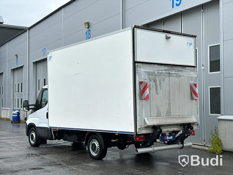 Lättlastbil Iveco Daily 35S16A8 skåp med bakgavelslyft | Låg skatt!
